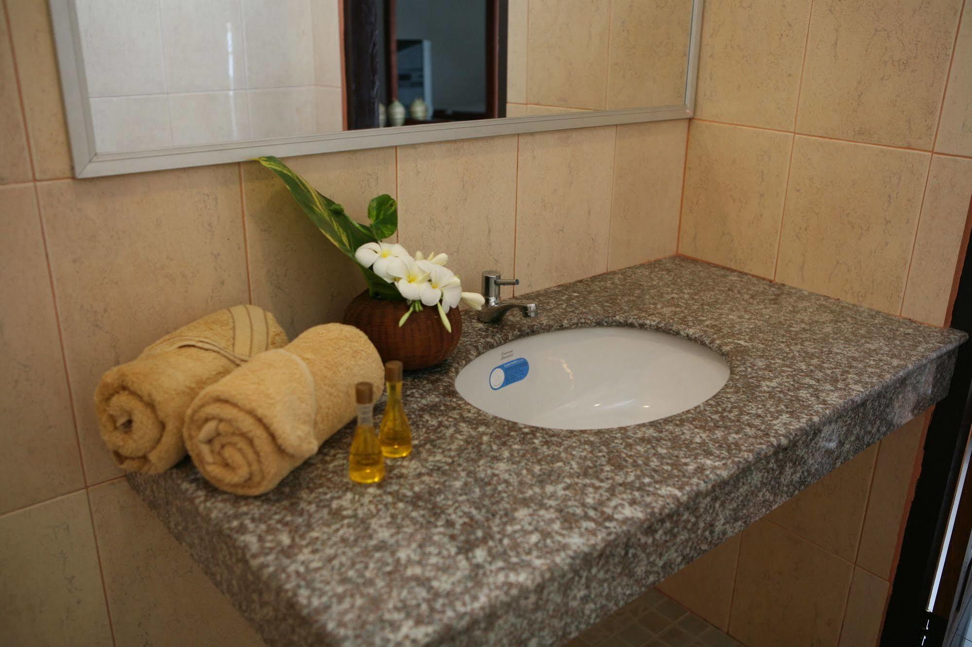 Alisa Guesthouse Pakse Ngoại thất bức ảnh
